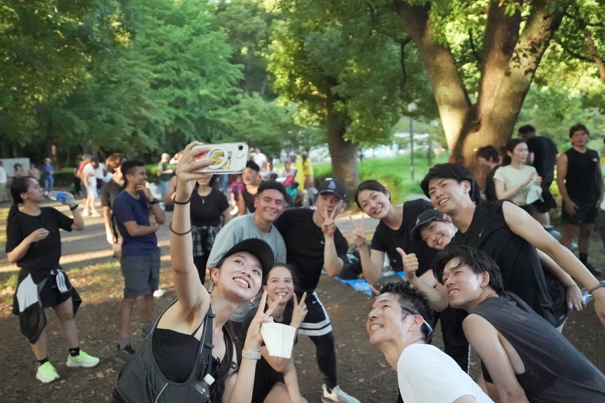 公園に集まり、笑顔で写真を撮るKNCT TOKYOの仲間たち